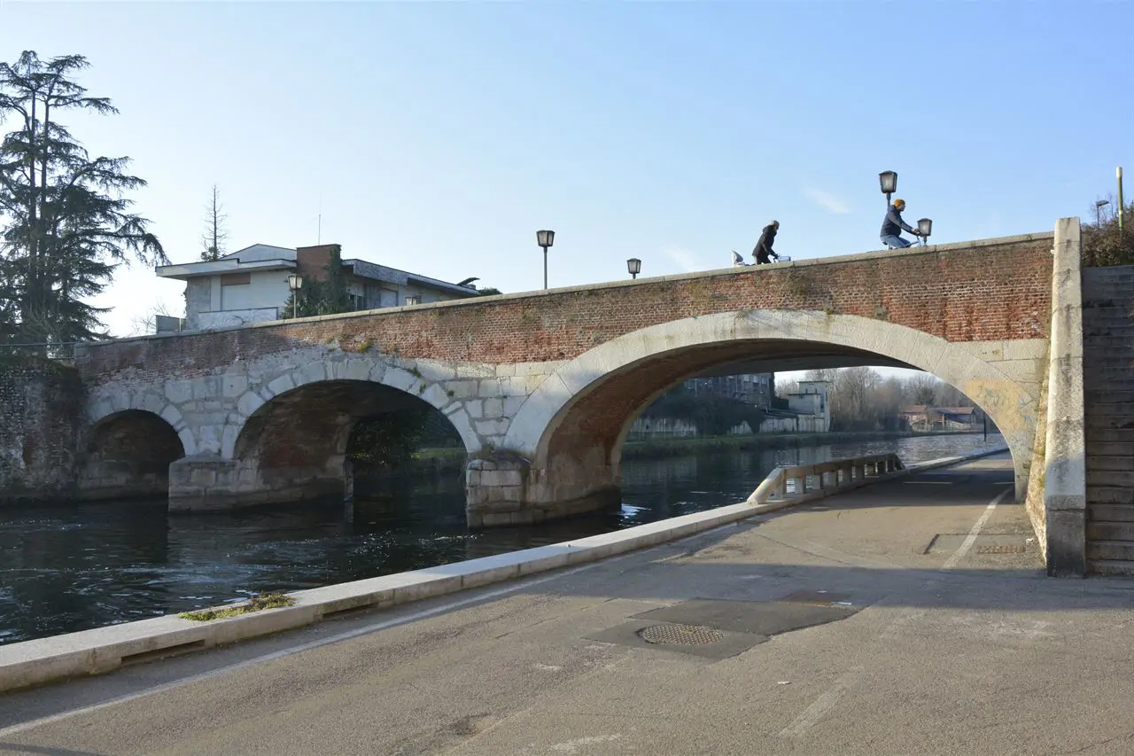 Il Naviglio Grande: i canali lombardi sono del Duecento e si percorrono ancora in bicicletta