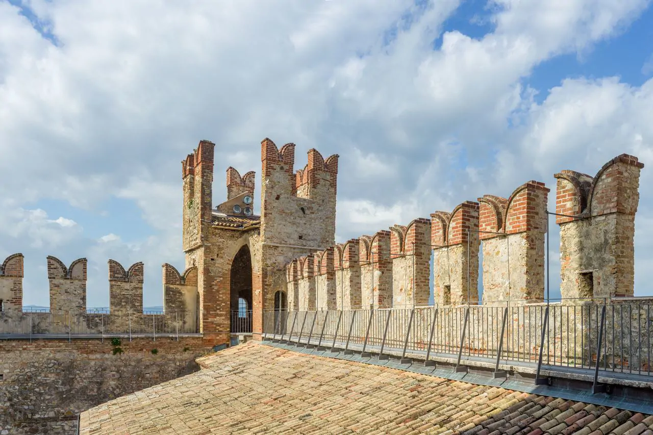 Il castello scaligero di Sirmione: si entra dal ponte levatoio e si cammina sui camminamenti